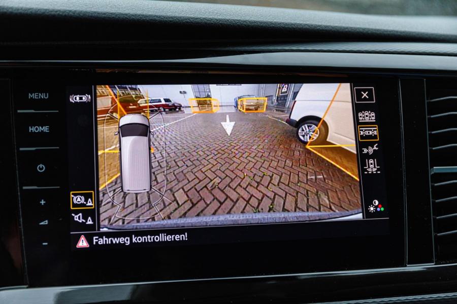 Детали интерьера Volkswagen Multivan Bulli (T6.1) 2019 года  (фото 42 из 86)